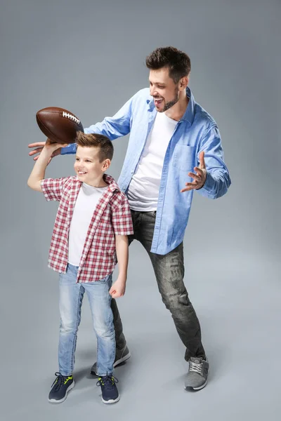 Far och son med rugby boll — Stockfoto