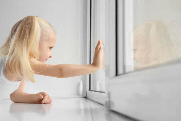 Meisje spelen op de vensterbank — Stockfoto