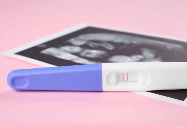 УЗИ фото и тест на беременность — стоковое фото