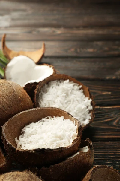 Тертый кокос в раковине — стоковое фото