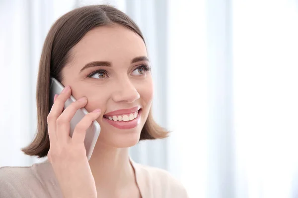 Schöne junge Frau, die mit dem Handy spricht — Stockfoto