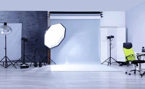 Studio profesyonel aydınlatma donanımları ile — Stok fotoğraf