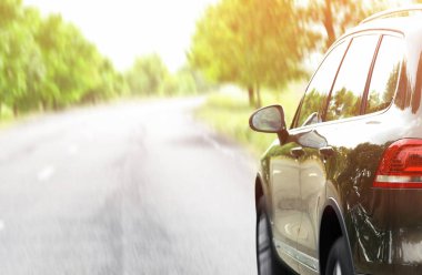 Araba yolda gidiyor.