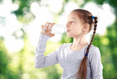 Arka plan bulanık temiz su şişe küçük kız