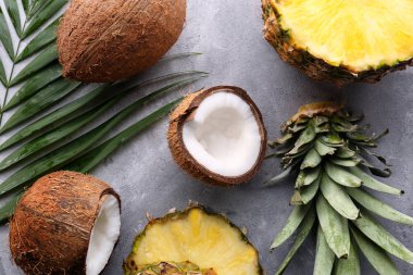 Ananas ve gri arka plan üzerine Hindistan cevizi