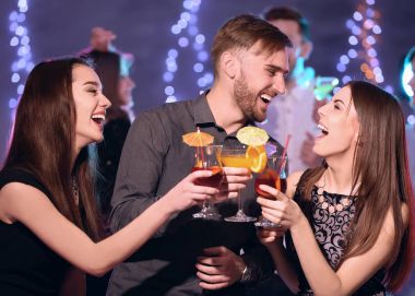 Arkadaş grubu gece kulübü partide lezzetli kokteyller