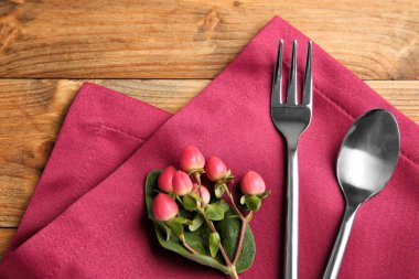 Tablo ayarı ile gümüş çatal bıçak takımı 