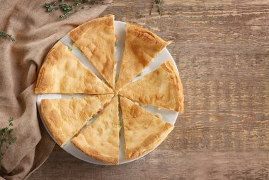 Tavuklu börek dilimlenmiş