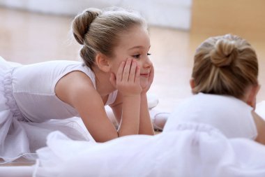 Grup güzel küçük balerinler yere dinlenme