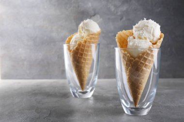 Gözleme koniler ve dondurma topları 