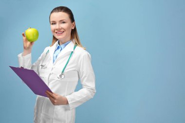 Genç kadın beslenme uzmanı