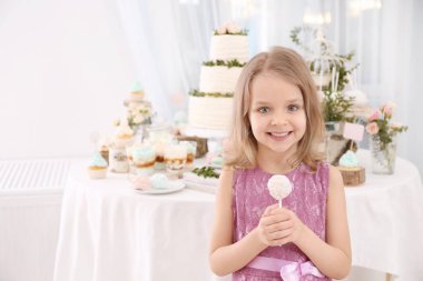 Şirin küçük kız. 