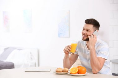 Yakışıklı adam tutarak suyu 