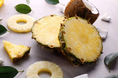 Ananas ve açık renkli Hindistan cevizi