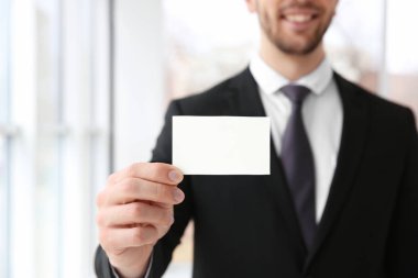 Yakışıklı genç adam.