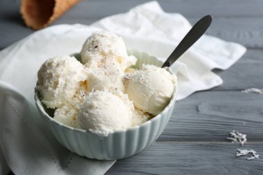 Dondurma topları ile kase 