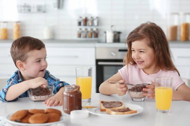 Sevimli küçük çocuklar evde kahvaltı