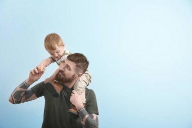 küçük çocuk tutan genç adam