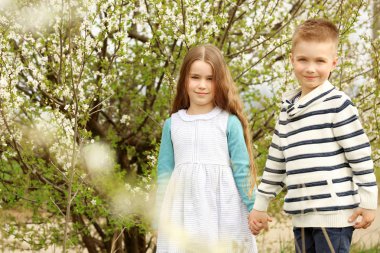 Sevimli küçük kız ve yakışıklı