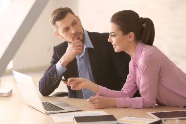 Ofiste genç yöneticileri