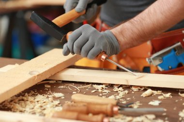 keski ile marangoz ve çekiç