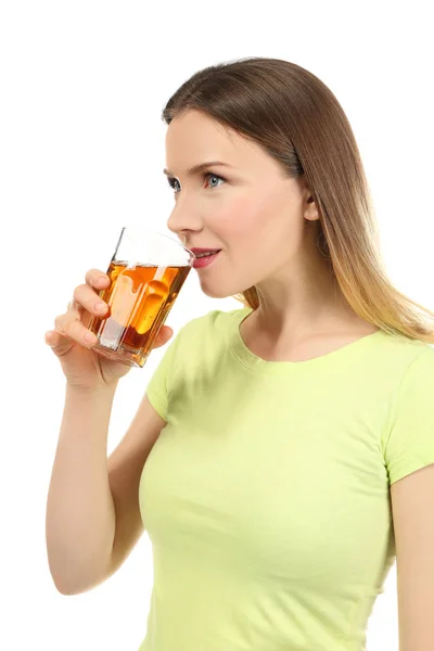 Красивая женщина пьет свежий — стоковое фото