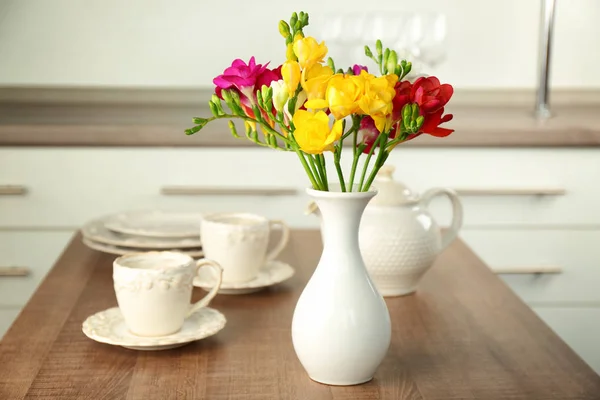 Vaso con bellissimo bouquet di fiori di fresia — Foto Stock