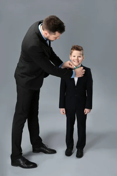 Père et fils habillés en costumes — Photo