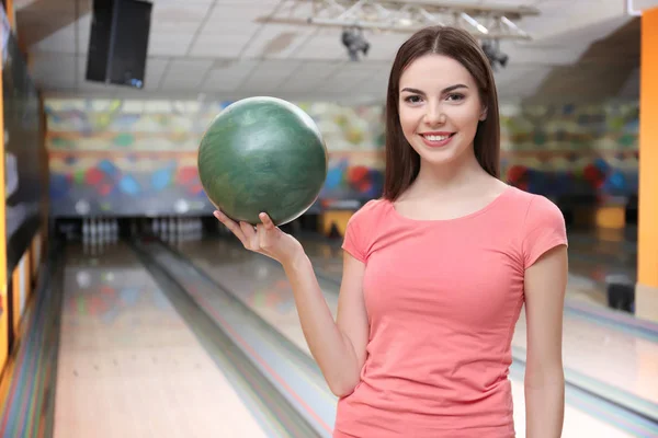 Jeune femme au bowling club — Photo