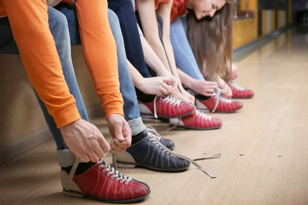 Personnes changeant de chaussures au bowling club — Photo