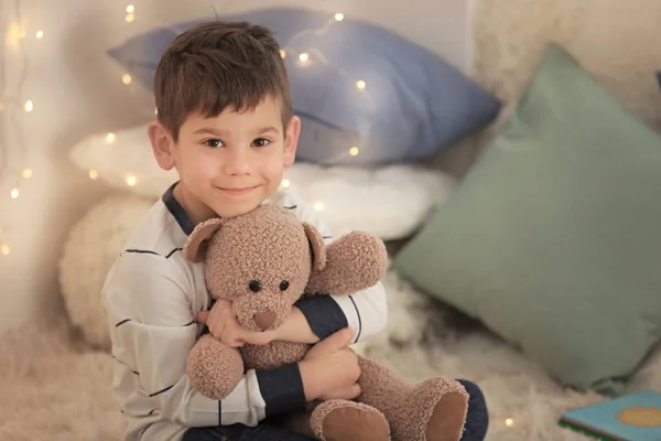 Kleine jongen met teddybeer — Stockfoto