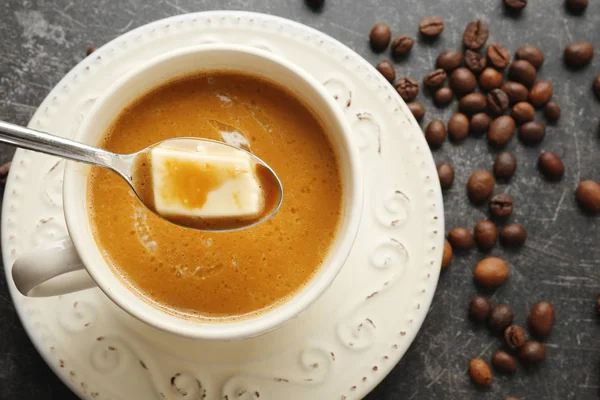 Tazza di gustoso caffè al burro — Foto Stock