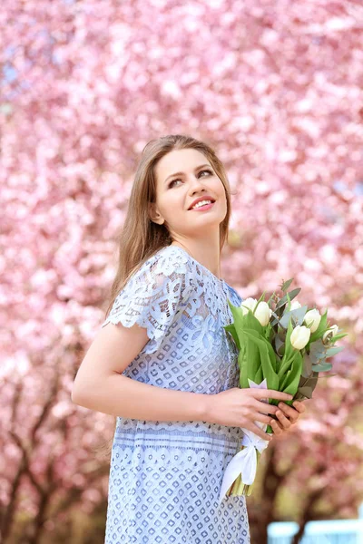 Hermosa mujer con ramo de tulipanes — Foto de Stock