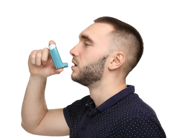 Hombre usando inhalador de asma — Foto de Stock