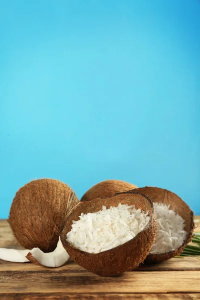 Тертый кокос в раковине — стоковое фото