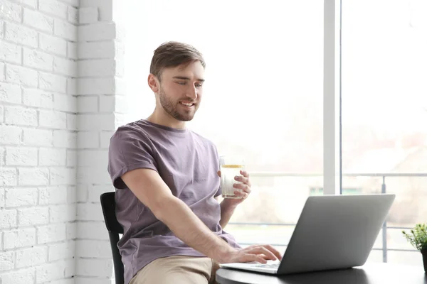 Hombre guapo con portátil — Foto de Stock