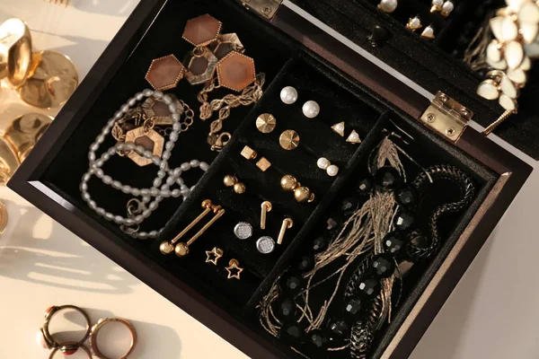 Bijouterie em caixa de jóias — Fotografia de Stock