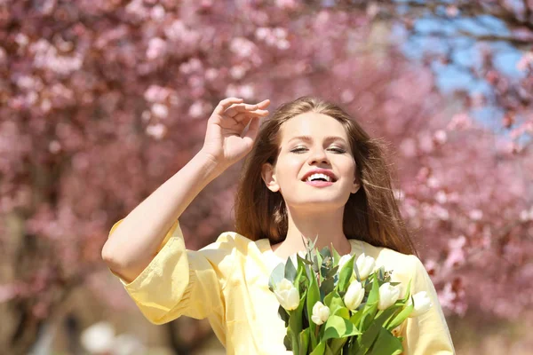 Mulher bonita com buquê de tulipas — Fotografia de Stock