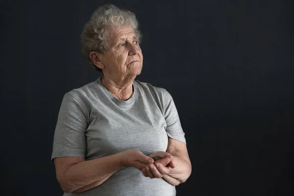 Senior Woman Coins Dark Background Poverty Concept — Stock Photo, Image