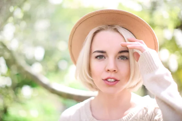 Giovane donna bionda in cappello — Foto Stock