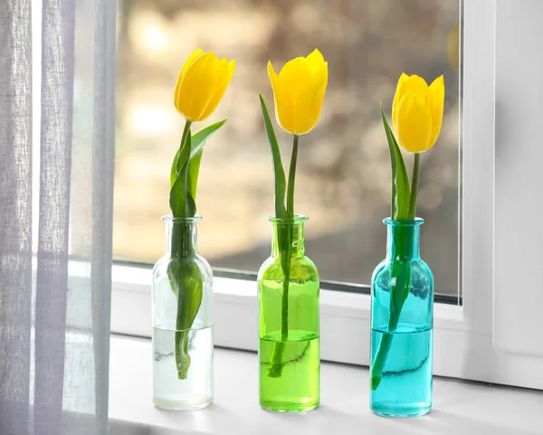 Vases avec de belles tulipes — Photo