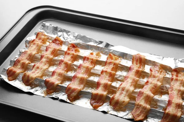 Bandeja com tiras de bacon frito — Fotografia de Stock