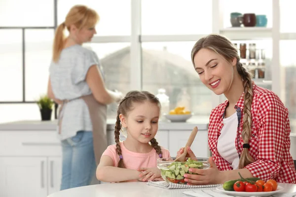 Jovem com sua filha na cozinha — Fotografia de Stock