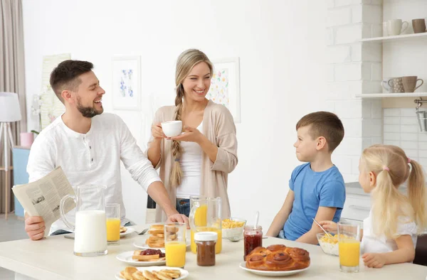 Famille heureuse petit déjeuner sur la cuisine — Photo