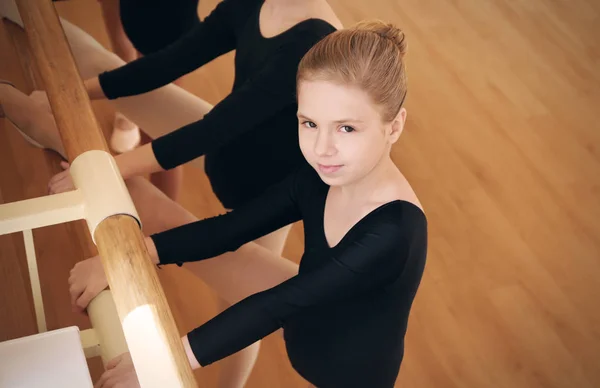 かわいい女の子のダンス スタジオに足を伸ばし — ストック写真
