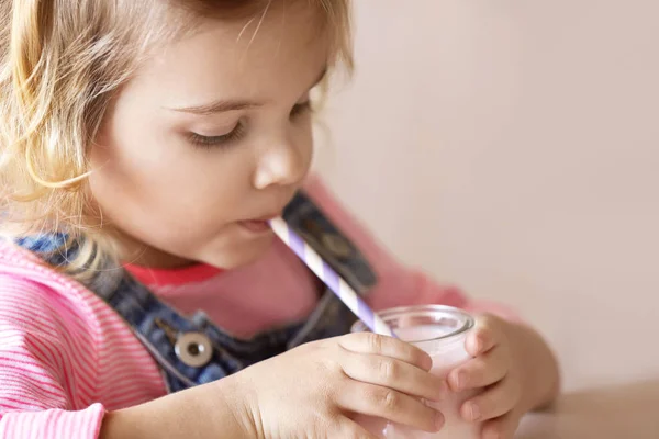 Weinig meisje drinken yoghurt — Stockfoto