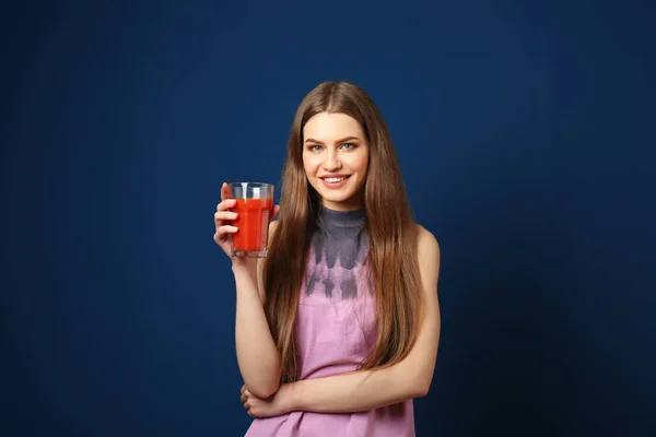 Mujer con vaso de jugo fresco — Foto de Stock