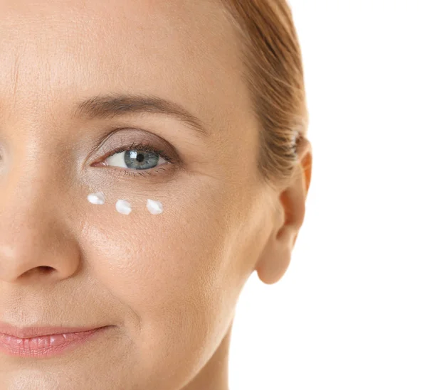 Mujer aplicando crema antienvejecimiento — Foto de Stock