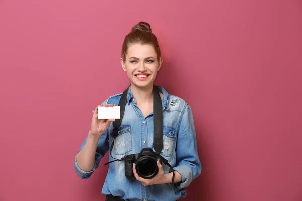 名刺を持つ美しいカメラマン — ストック写真
