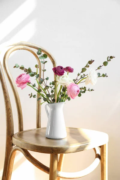 Vase mit Hahnenfußblumen — Stockfoto